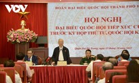 越共中央总书记阮富仲在越南第十五届国会第四次会议前夕与选民接触