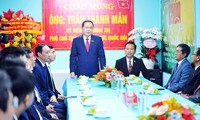 越南国会常务副主席陈青敏率团走访岘港教区主教座堂