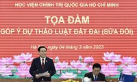 越南国会主席王庭惠主持座谈会，向《土地法修正案（草案）》提供意见
