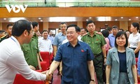 越南国会主席王庭惠与海防市选民接触