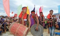 Übermittlung des Gong-Musikinstruments an junge Generation im Dorf Mo Hra