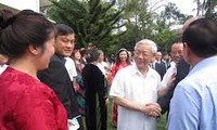 KPV-Generalsekretär Nguyen Phu Trong trifft singapurische Unternehmer