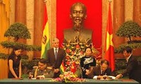 Vize-Staatspräsidentin Nguyen Thi Doan empfängt Amtskollegen aus Bolivien