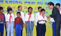 Vizestaatspräsidentin Doan überreicht Stipendien an arme Kinder in Tay Nguyen 