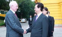 Premier Nguyen Tan Dung führt Gespräch mit dem Ministerpräsident der Ukraine