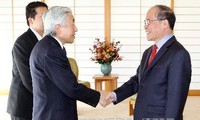 Parlamentspräsident Nguyen Sinh Hung trifft japanischen Kaiser Akihito