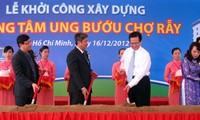 Premierminister Nguyen Tan Dung beim Spatenstich des Tumorzentrums Cho Ray