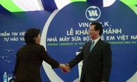 Premierminister Nguyen Tan Dung nimmt an der Einweihung  einer Milchfabrik teil