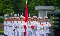 Flaggenparade in Hanoi und auf der Spratly-Inselgruppe