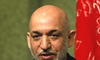 Afghanistans Präsident Hamid Karzai unterzeichnet das Gesetz zur Reformierung der Wahl