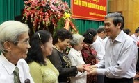 Politbüromitglied Dinh The Huynh trifft ehemalige Beamte  von Quang Tri und Thua Thien Hue