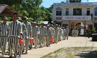 Vizepremierminister Nguyen Xuan Phuc überprüft Begnadigungen in Ninh Binh