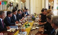  Staatspräsident Truong Tan Sang trifft ungarische Spitzenpolitiker