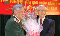 Ehemaliger KPV-Generalsekretär Le Kha Phieu für 65-jährige Parteimitgliedschaft ausgezeichnet