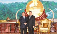 Vizepremierminister Nguyen Xuan Phuc trifft LRVP-Generalsekretär Choummaly Sayasone