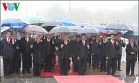 Spitzenpolitiker des Landes besuchen Ho Chi Minh-Mausoleum