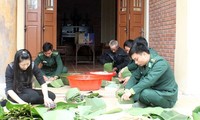 Kinder und Enkelkinder von General Vo Nguyen Giap zünden Räucherstäbchen an dessen Grab an 