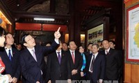 Staatspräsident Truong Tan Sang besucht Künstler und Akademiker