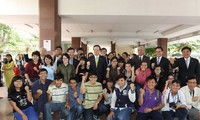 Südkoreas Parlamentspräsident Chung Ui-wha spricht mit Studenten in Ho Chi Minh Stadt