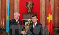 Staatspräsident Truong Tan Sang empfängt Parlamentspräsidenten Kasachstans 