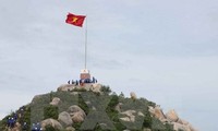 Bau eines Flaggenmastes auf der Phu Quy-Insel