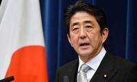 Japans Premierminister Shinzo Abe telefoniert mit Russlands Präsident Wladimir Putin