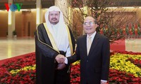 Parlamentspräsident Nguyen Sinh Hung trifft Amtskollegen aus Saudi Arabien