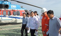 Staatspräsident Truong Tan Sang besucht Mitarbeiter des vietnamesischen Ölkonzerns PVN