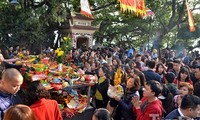 Besucher im Tempel Tay Ho nach dem Tetfest