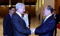 Parlamentspräsident Nguyen Sinh Hung trifft seinen französischen Amtskollegen