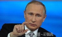 Russlands Präsident Wladimir Putin stellt sich den Fragen russischer Bürger