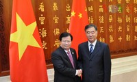 Vizepremierminister Trinh Dinh Dung trifft seinen chinesischen Amtskollegen Wang Yang