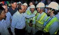 Premierminister Nguyen Xuan Phuc besucht Tunnelbau Deo Ca
