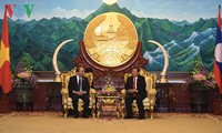 Premierminister Nguyen Xuan Phuc trifft Spitzenpolitiker aus Laos