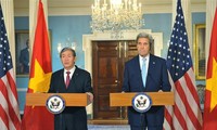 Mitglied des Politbüros Dinh The Huynh trifft US-Außenminister John Kerry