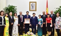 Vizepremierminister Trinh Dinh Dung empfingt Vorsitzenden des internationalen Roten Kreuzes