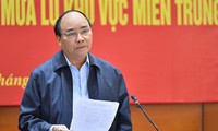 Premierminister Nguyen Xuan Phuc leitet die Online-Konferenz über Hochwasser in Zentralvietnam