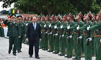 Premierminister Nguyen Xuan Phuc besucht Soldaten auf der Insel Van Don 