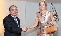 Premierminister Nguyen Xuan Phuc nimmt bei WEF an Dialogen teil