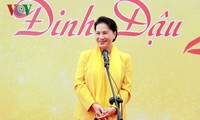 Parlamentspräsidentin Nguyen Thi Kim Ngan besucht anlässlich des bevorstehenden Tetfestes das Parlam