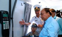 Premierminister Nguyen Xuan Phuc besucht Raketen-Brigade der Marine