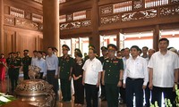 Premierminister Nguyen Xuan Phuc besucht Abteilung zur Verwaltung von Ho Chi Minh-Mausoleum