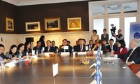   Vizepremierminister Vuong Dinh Hue besucht Wirtschaftszentren in Belgien