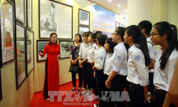 Ausstellung von Landkarten und Exponaten über vietnamesische Inselgruppen Hoang Sa und Truong Sa