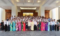 KPV-Generalsekretär Nguyen Phu Trong trifft ausgezeichnete Bauern