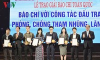 Staatspräsident Tran Dai Quang nimmt an Pressepreisverleihung teil