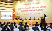 Premierminister Nguyen Xuan Phuc nimmt an Bilanzkonferenz des Regierungsbüros teil