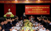 Vizepremierminister Trinh Dinh Dung besucht Hoa Binh