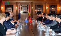 Premierminister Nguyen Xuan Phuc trifft Milchunternehmer in Neuseeland