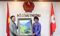 Premierminister Nguyen Xuan Phuc empfängt schweizerische Ministerin für Umwelt und Verkehr